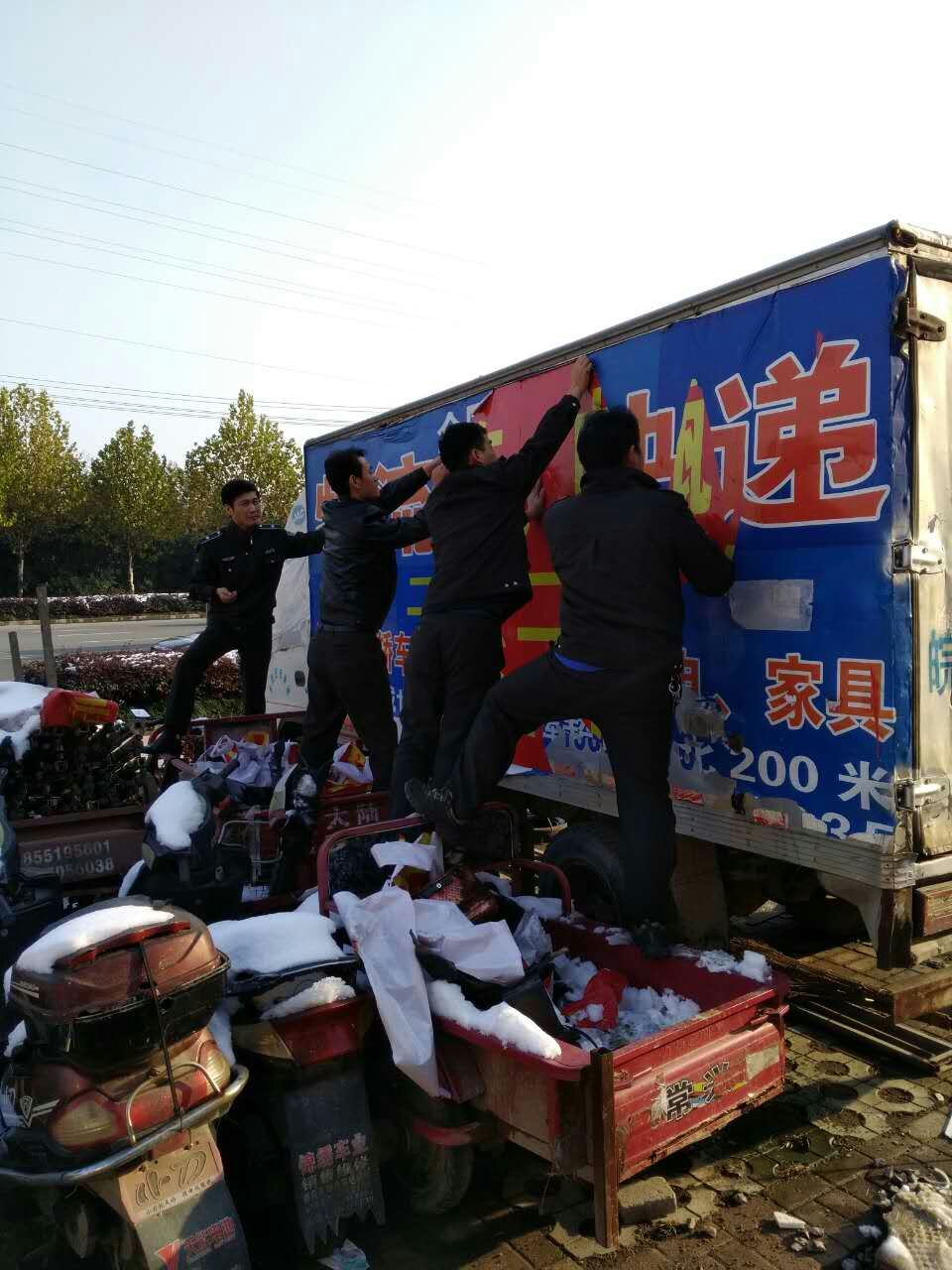 1480040770142793.jpg 肥西县城管局:城管路面中队抗寒迎创建1.jpg